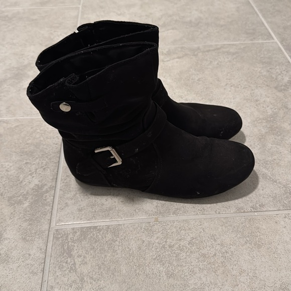 Stylish Black Women's Boots - Picture 2 of 3